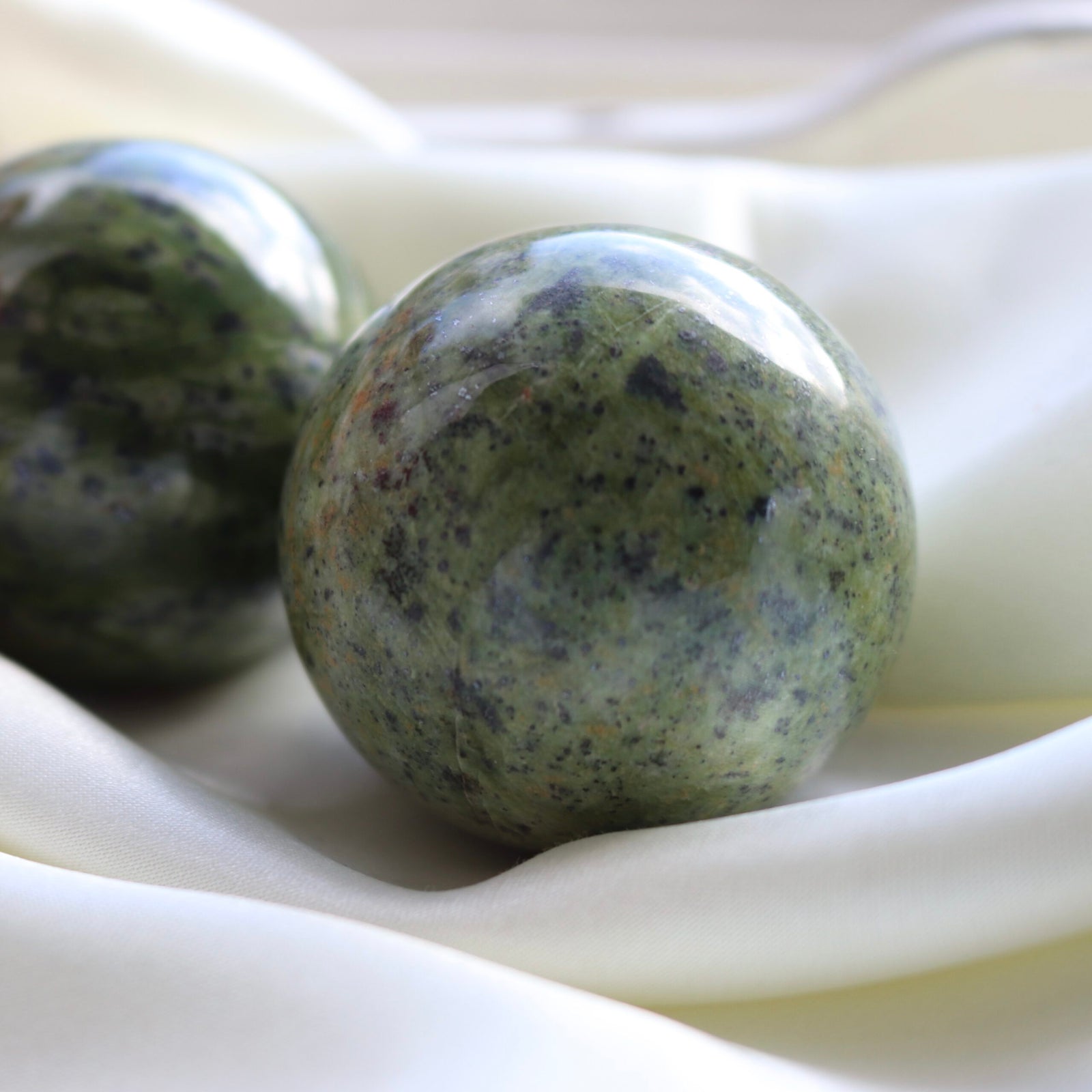 Groene serpentijn bol vooraanzicht