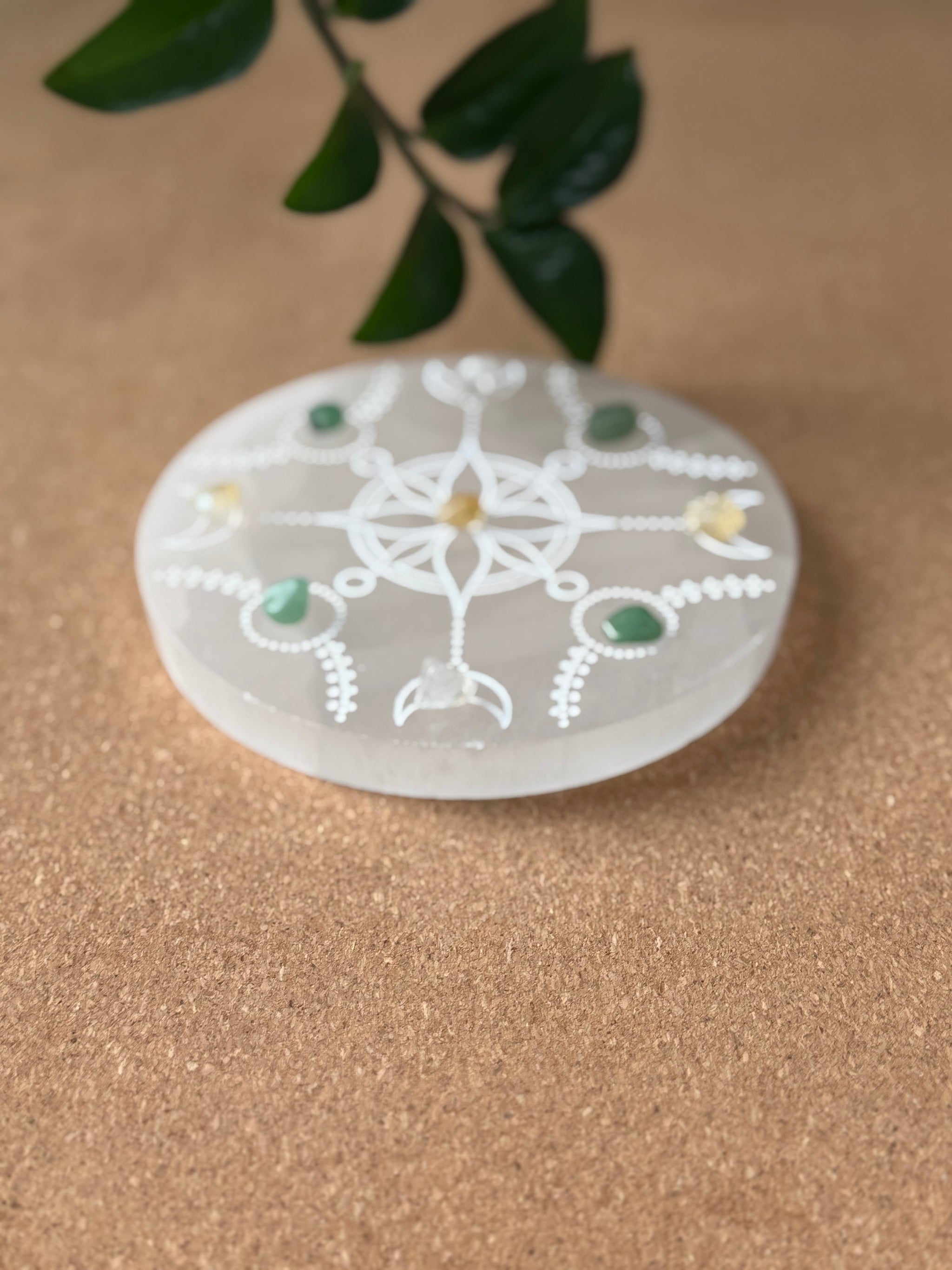 Seleniet plaat gegraveerd met edelsteen 